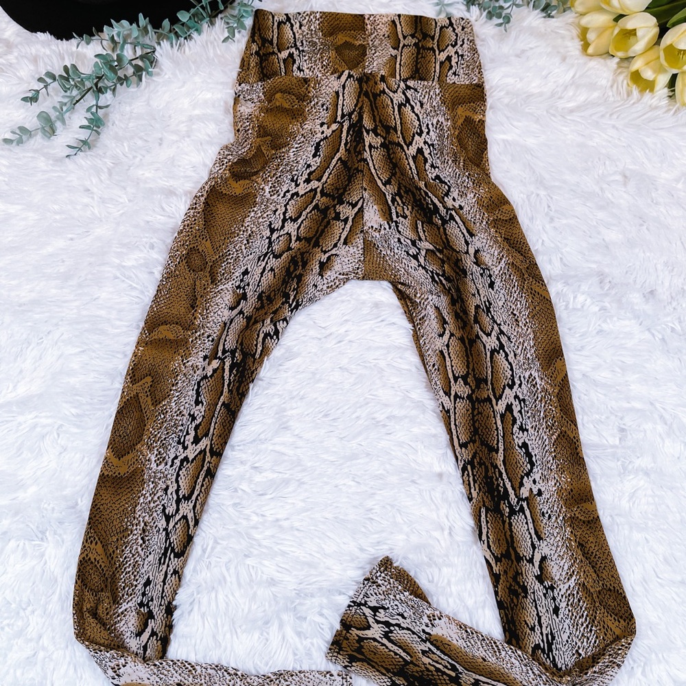 Snake print extra high rise leggings 🐍